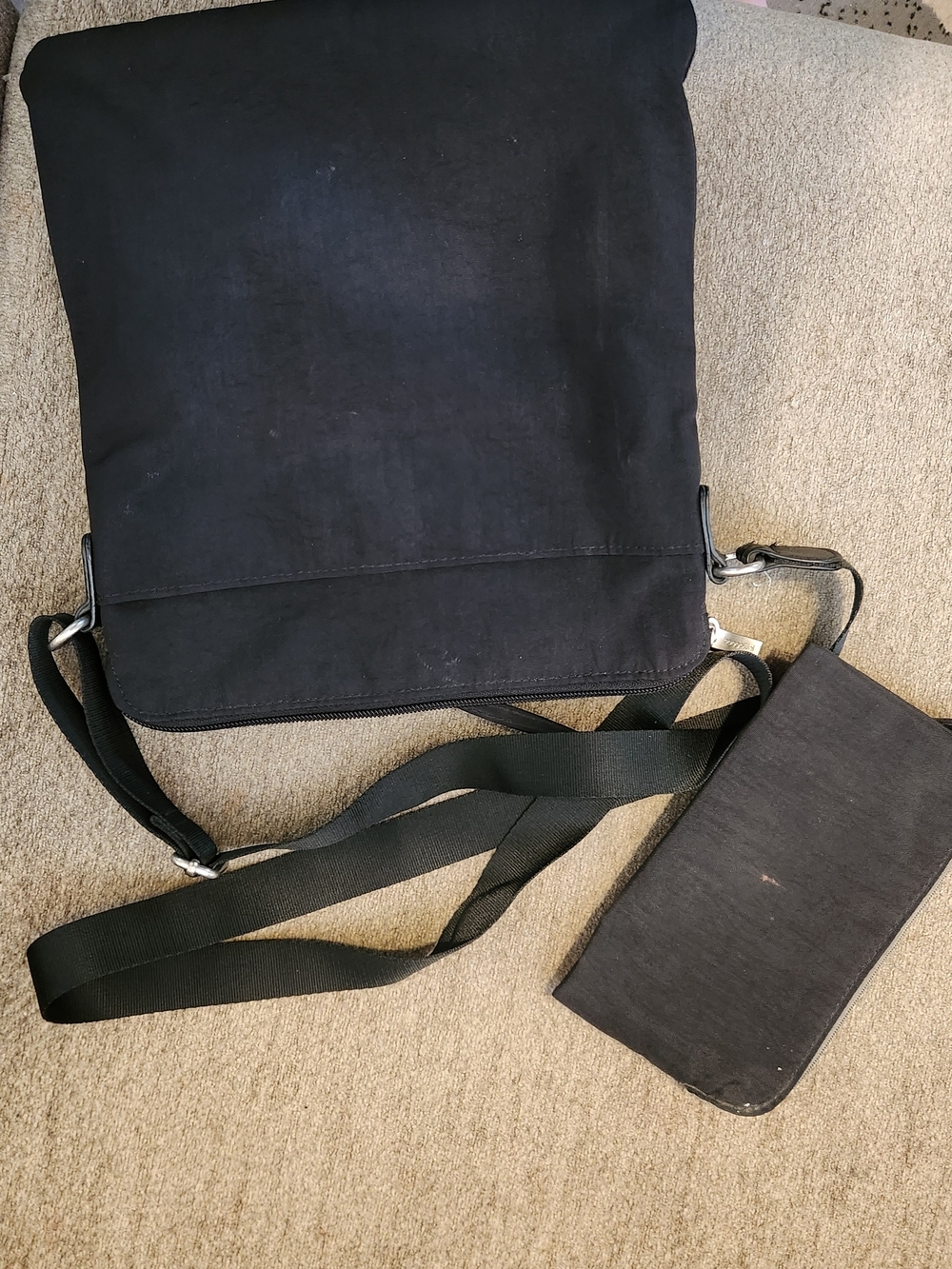Baggallini Go Bagg with a removable RFID phone wristlet - Picture 3 of 4